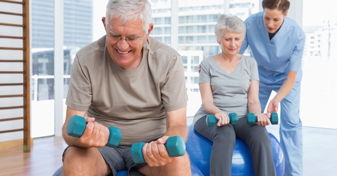 骨鬆樂齡族別急著負重深蹲或重訓,，當心增骨折風險